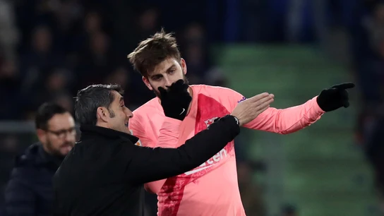 Gerard Piqué y Ernesto Valverde dialogan durante el partido contra el Getafe Gerard Piqué y Ernesto Valverde dialogan durante el partido contra el Getafe