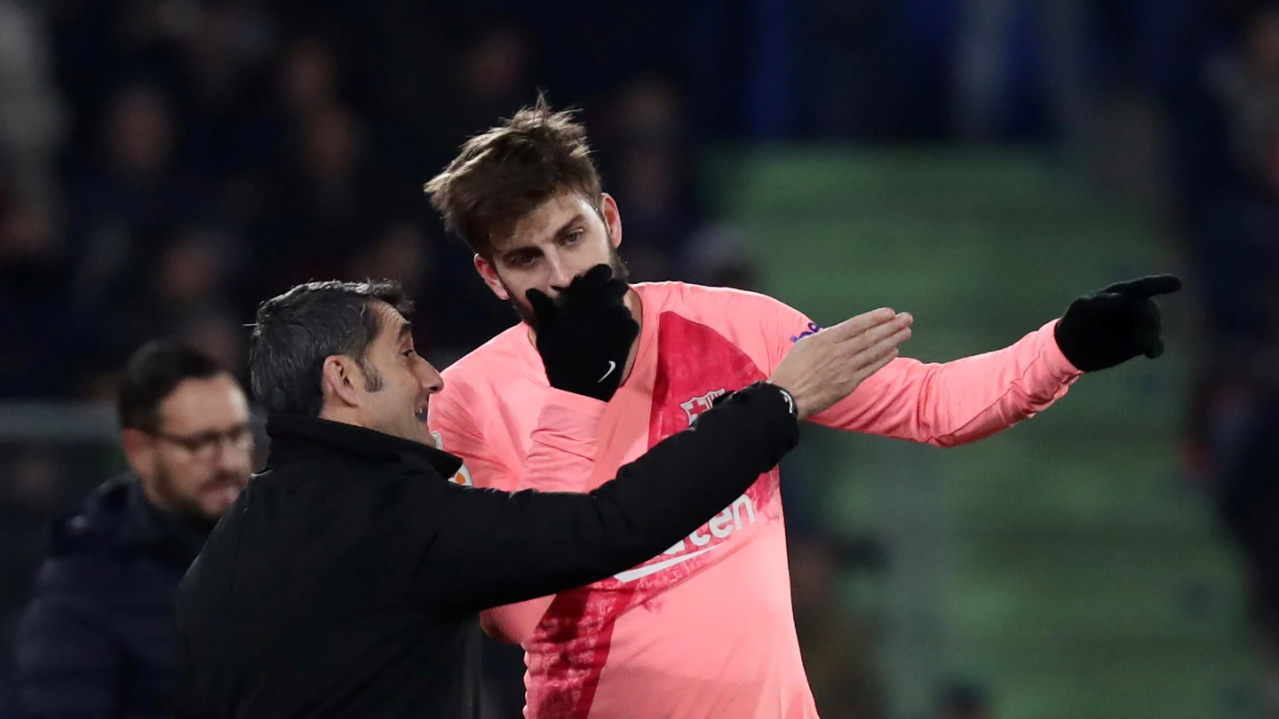 Gerard Piqué y Ernesto Valverde dialogan durante el partido contra el Getafe Gerard Piqué y Ernesto Valverde dialogan durante el partido contra el Getafe