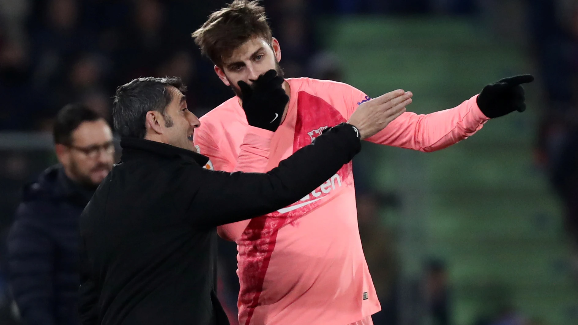 Gerard Piqué y Ernesto Valverde dialogan durante el partido contra el Getafe