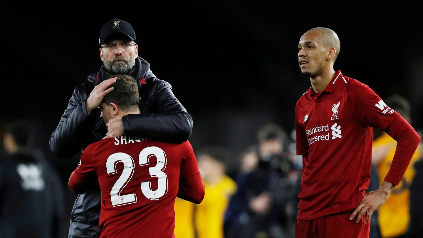 Klopp consuela a Xherdan Shaqiri tras la eliminación Klopp consuela a Xherdan Shaqiri tras la eliminación