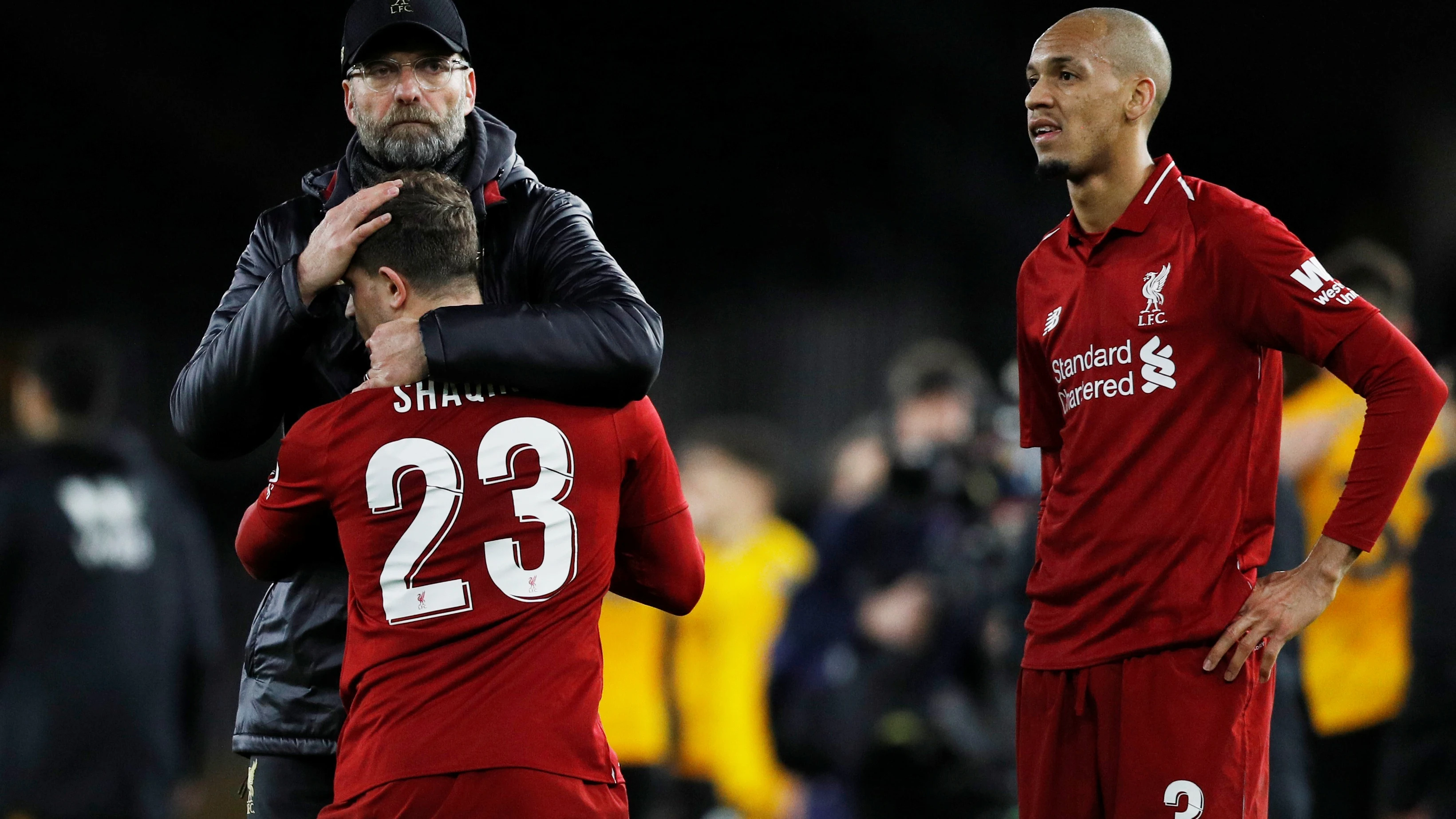 Klopp consuela a Xherdan Shaqiri tras la eliminación