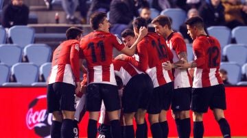 Los jugadores del Athletic celebran el gol de Iker Muniain en Balaídos