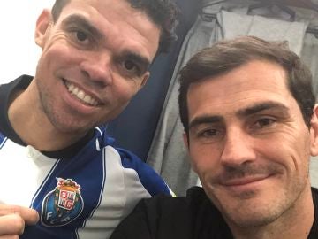 Pepe posa con la camiseta del Oporto junto a Casillas Pepe posa con la camiseta del Oporto junto a Casillas