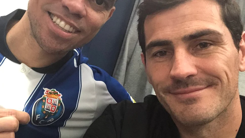 Pepe posa con la camiseta del Oporto junto a Casillas