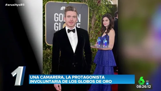 Una joven se cuela tras las fotos de los famosos en los Globos de Oro Una joven se cuela tras las fotos de los famosos en los Globos de Oro