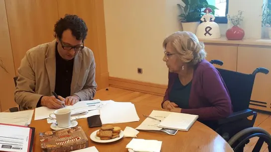 Manuela Carmena retoma su actividad en silla de ruedas Manuela Carmena retoma su actividad en silla de ruedas