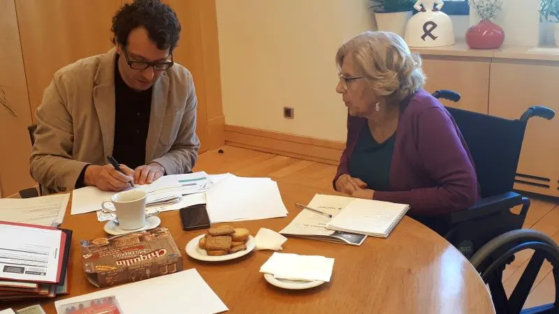 Manuela Carmena retoma su actividad en silla de ruedas