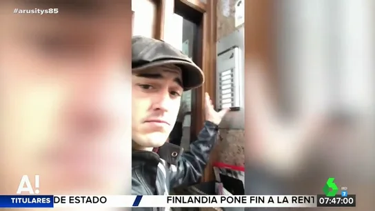 Un hombre llama a un timbre al azar Un hombre llama a un timbre al azar