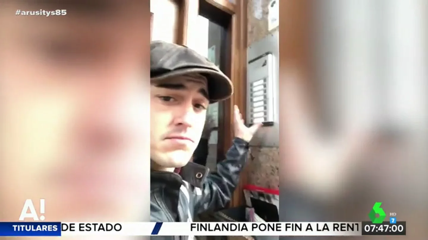 Un hombre llama a un timbre al azar Un hombre llama a un timbre al azar