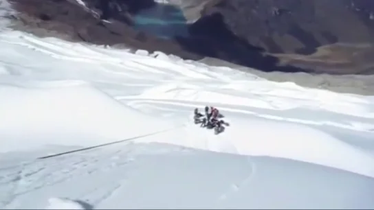 Rescatan los cuerpos sin vida de los tres montañeros españoles y su guía peruano fallecidos en una avalancha en los Andes Rescatan los cuerpos sin vida de los tres montañeros españoles y su guía peruano fallecidos en una avalancha en los Andes