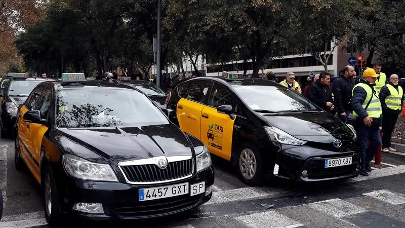 Los taxistas de Barcelona protestan contra Uber y Cabify