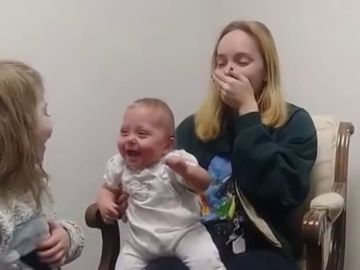 La entrañable reacción de una bebé al oír por primera vez las voces de su hermana y su madre gracias a un audífono