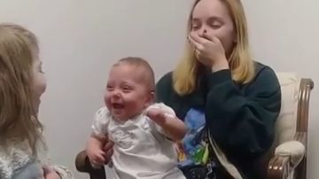 La entrañable reacción de una bebé al oír por primera vez las voces de su hermana y su madre gracias a un audífono