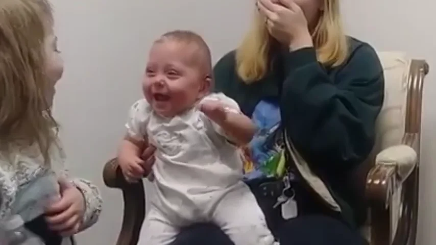 La entrañable reacción de una bebé al oír por primera vez las voces de su hermana y su madre gracias a un audífono La entrañable reacción de una bebé al oír por primera vez las voces de su hermana y su madre gracias a un audífono