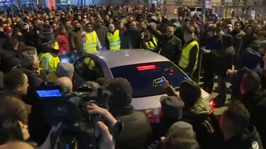 Taxistas cercando a un vehículo VTC Taxistas cercando a un vehículo VTC