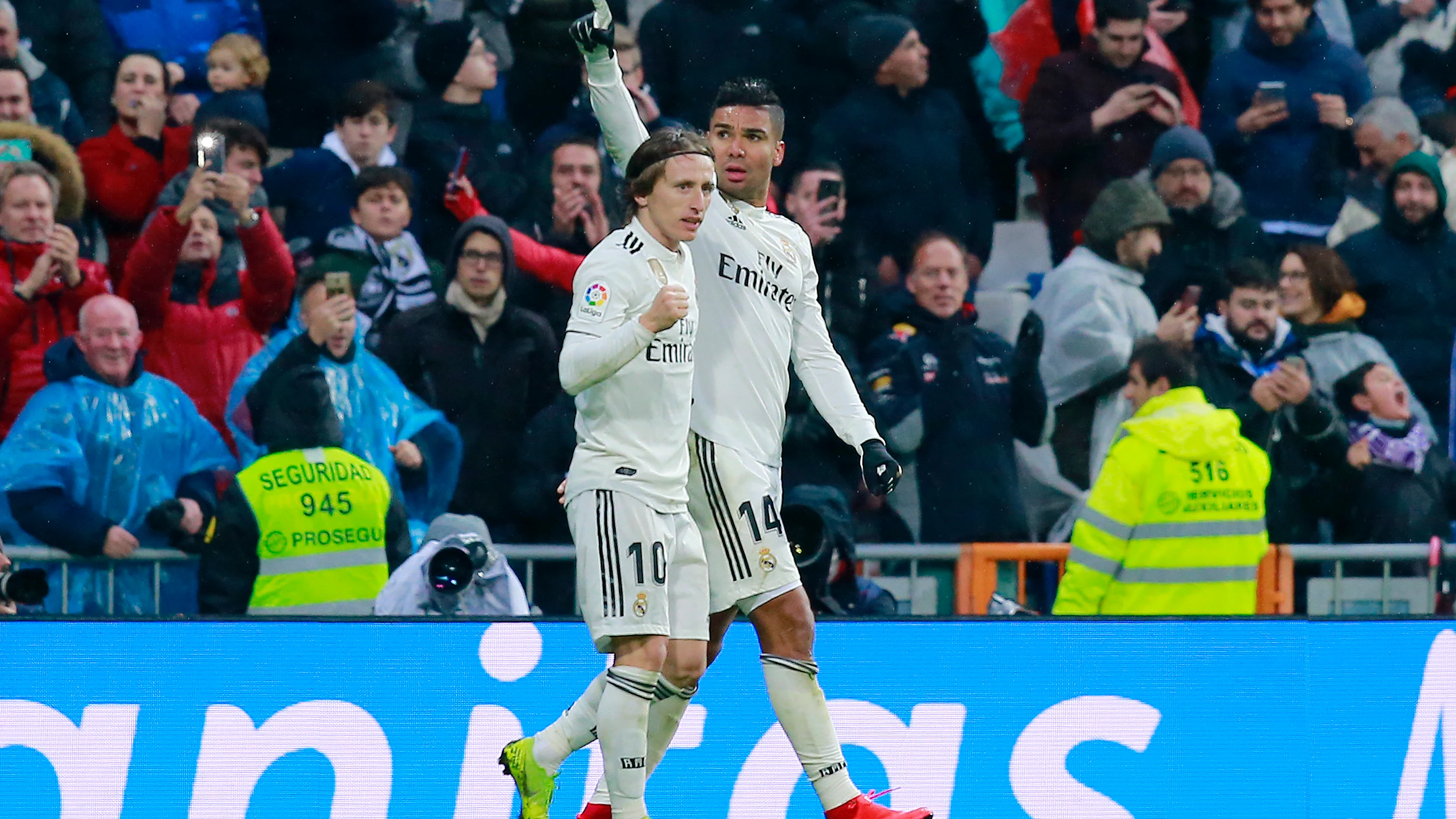 Casemiro y Modric celebran el gol del Real Madrid