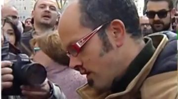 Imagen del periodista agredido por taxistas en Barcelona