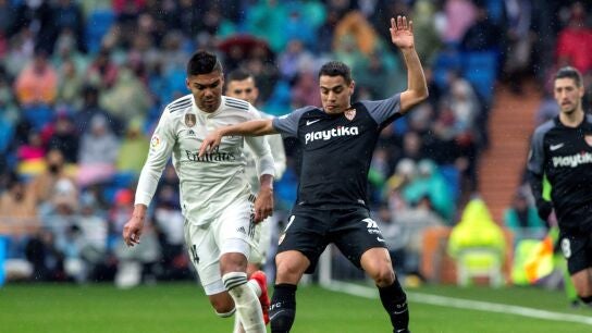 Ben Yedder protege el bal&oacute;n ante Casemiro