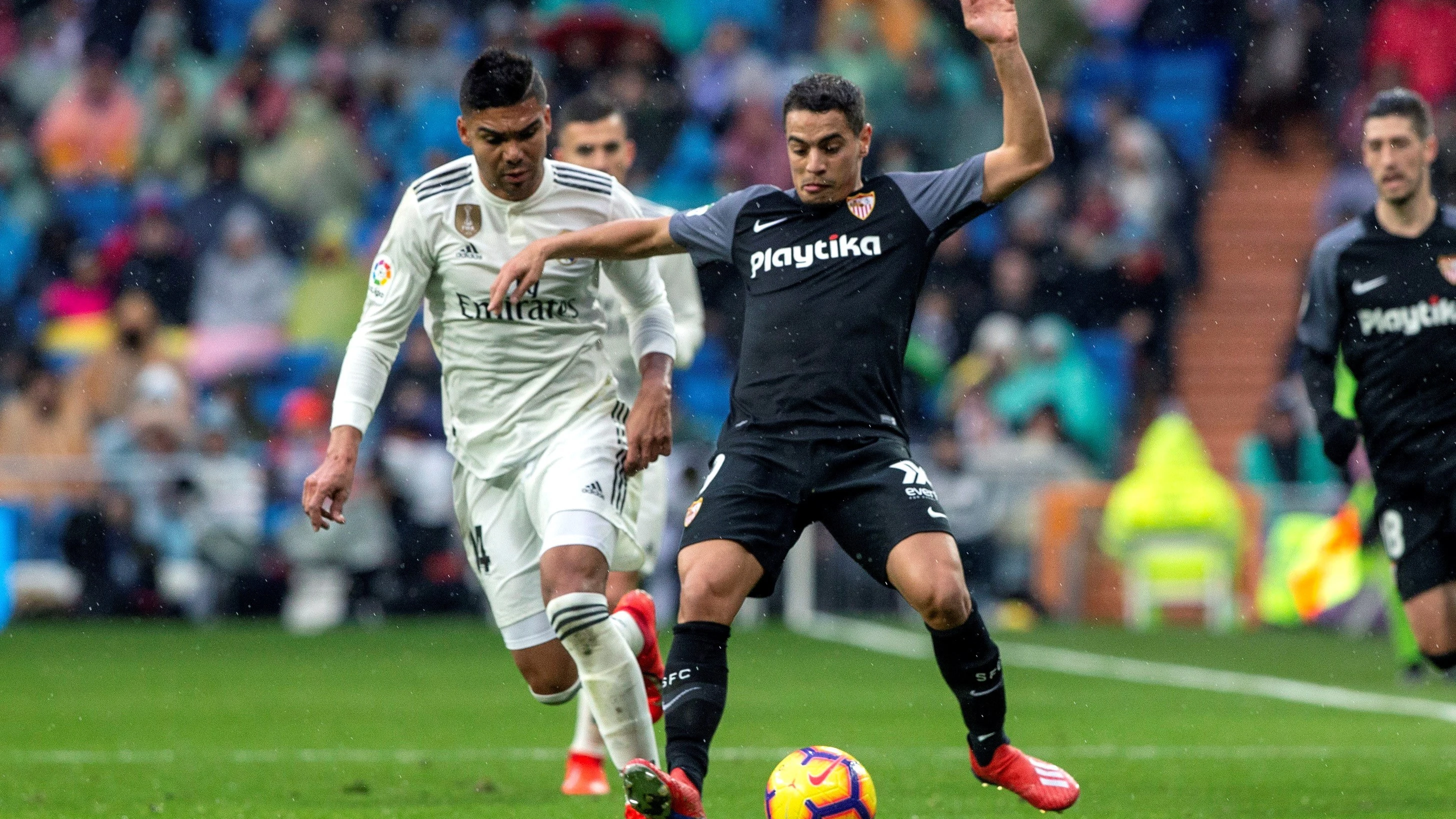 Ben Yedder protege el balón ante Casemiro Ben Yedder protege el balón ante Casemiro