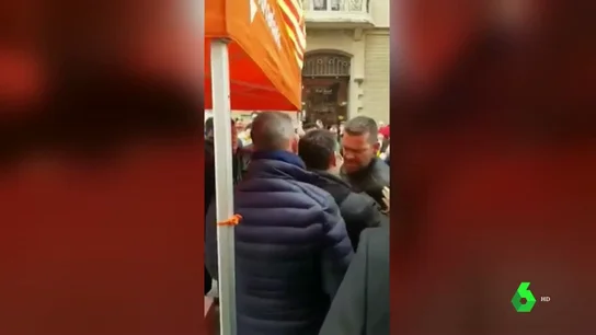 Independentistas insultan a militantes de Ciudadanos en Vic Independentistas insultan a militantes de Ciudadanos en Vic