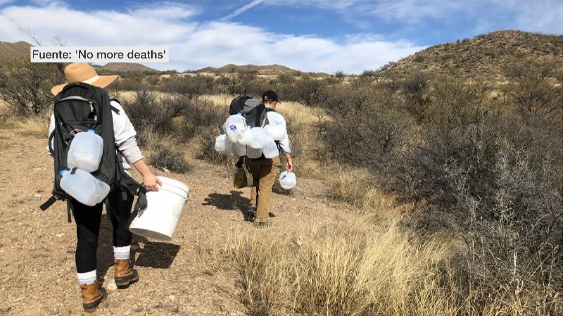 Activistas dejando agua en el desierto de Arizona