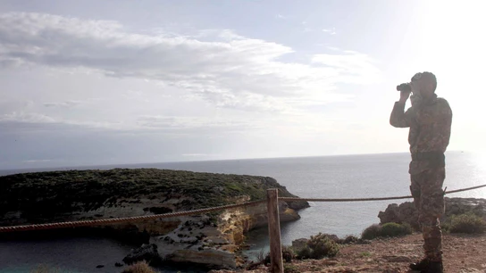 Un militar italiano vigila la costa de Lampedusa, Italia Un militar italiano vigila la costa de Lampedusa, Italia