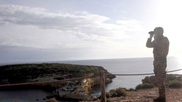 Un militar italiano vigila la costa de Lampedusa, Italia