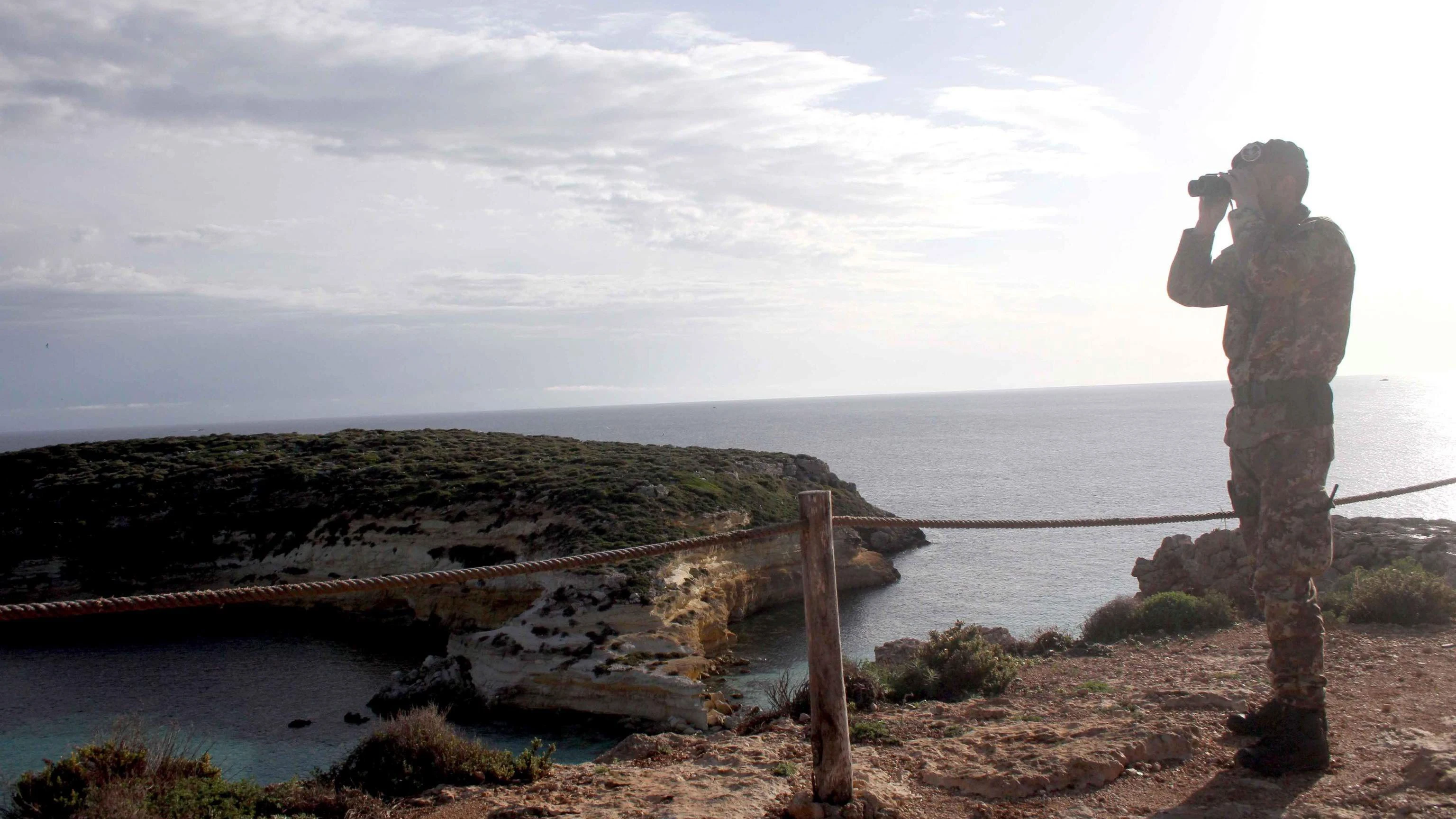 Un militar italiano vigila la costa de Lampedusa, Italia