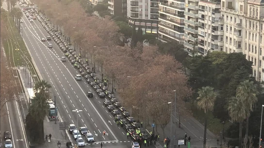 Imagen de decenas de vehículos VTC en la Avenida Diagonal de Barcelona Imagen de decenas de vehículos VTC en la Avenida Diagonal de Barcelona