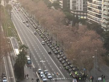 Imagen de decenas de vehículos VTC en la Avenida Diagonal de Barcelona Imagen de decenas de vehículos VTC en la Avenida Diagonal de Barcelona