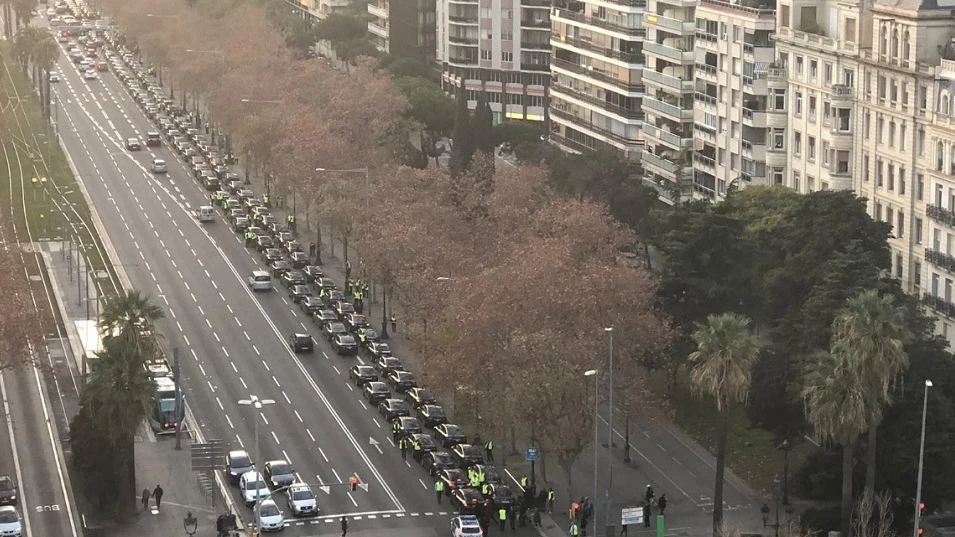 Imagen de decenas de vehículos VTC en la Avenida Diagonal de Barcelona