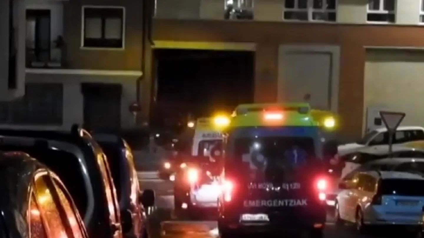 Imagen de ambulancias en el lugar del suceso en Bilbao Imagen de ambulancias en el lugar del suceso en Bilbao