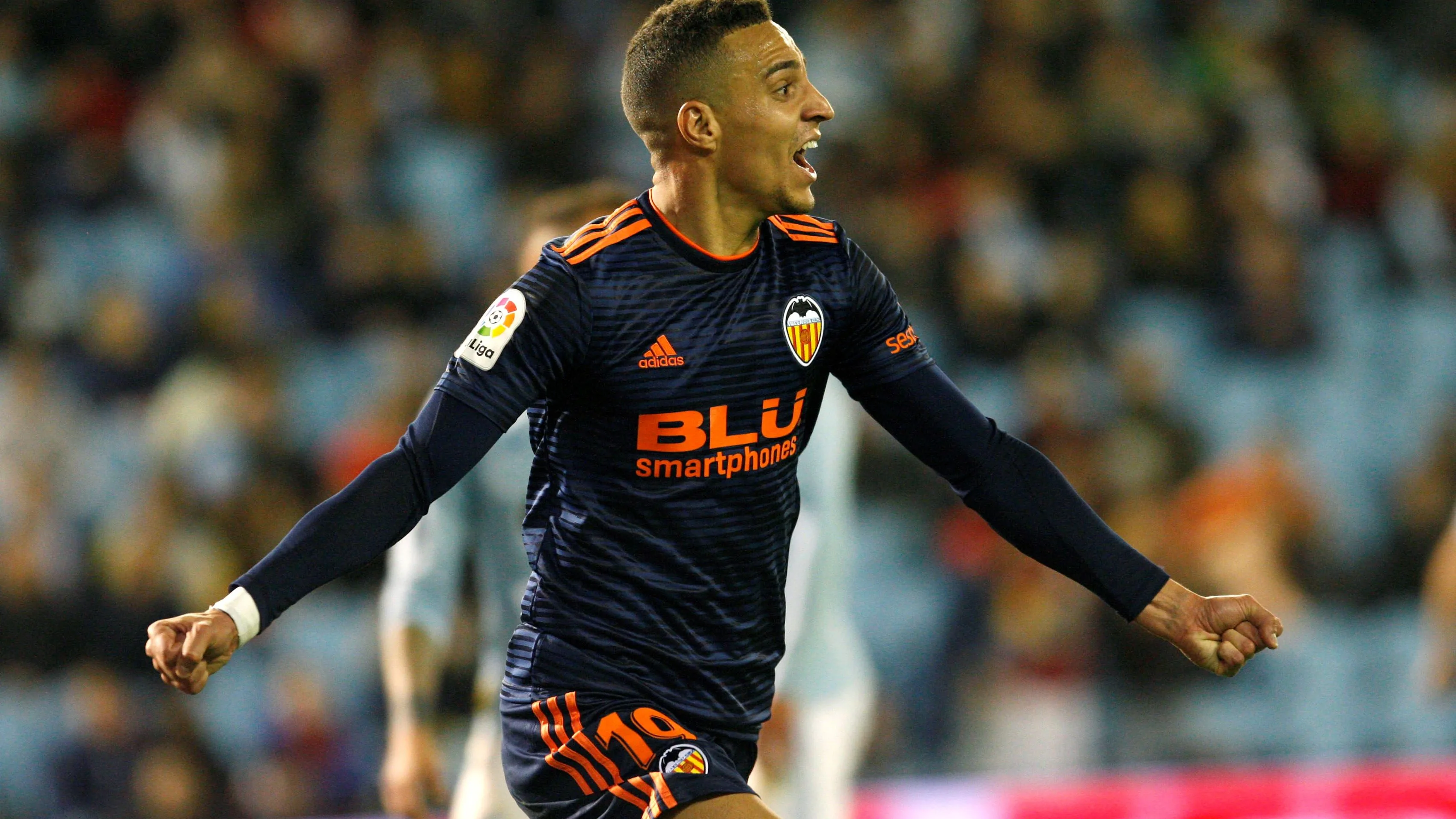 Rodrigo celebra su gol con el Valencia