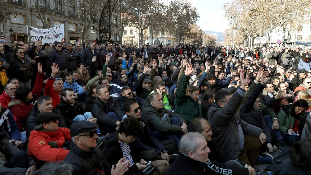 Imagen de participantes a la asamblea de taxistas en Barcelona