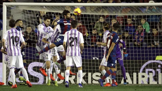 Coke remata de cabeza en el partido ante el Valladolid Coke remata de cabeza en el partido ante el Valladolid