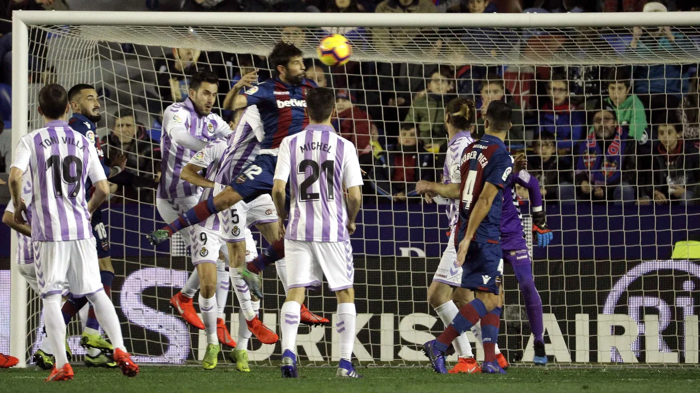Coke remata de cabeza en el partido ante el Valladolid Coke remata de cabeza en el partido ante el Valladolid