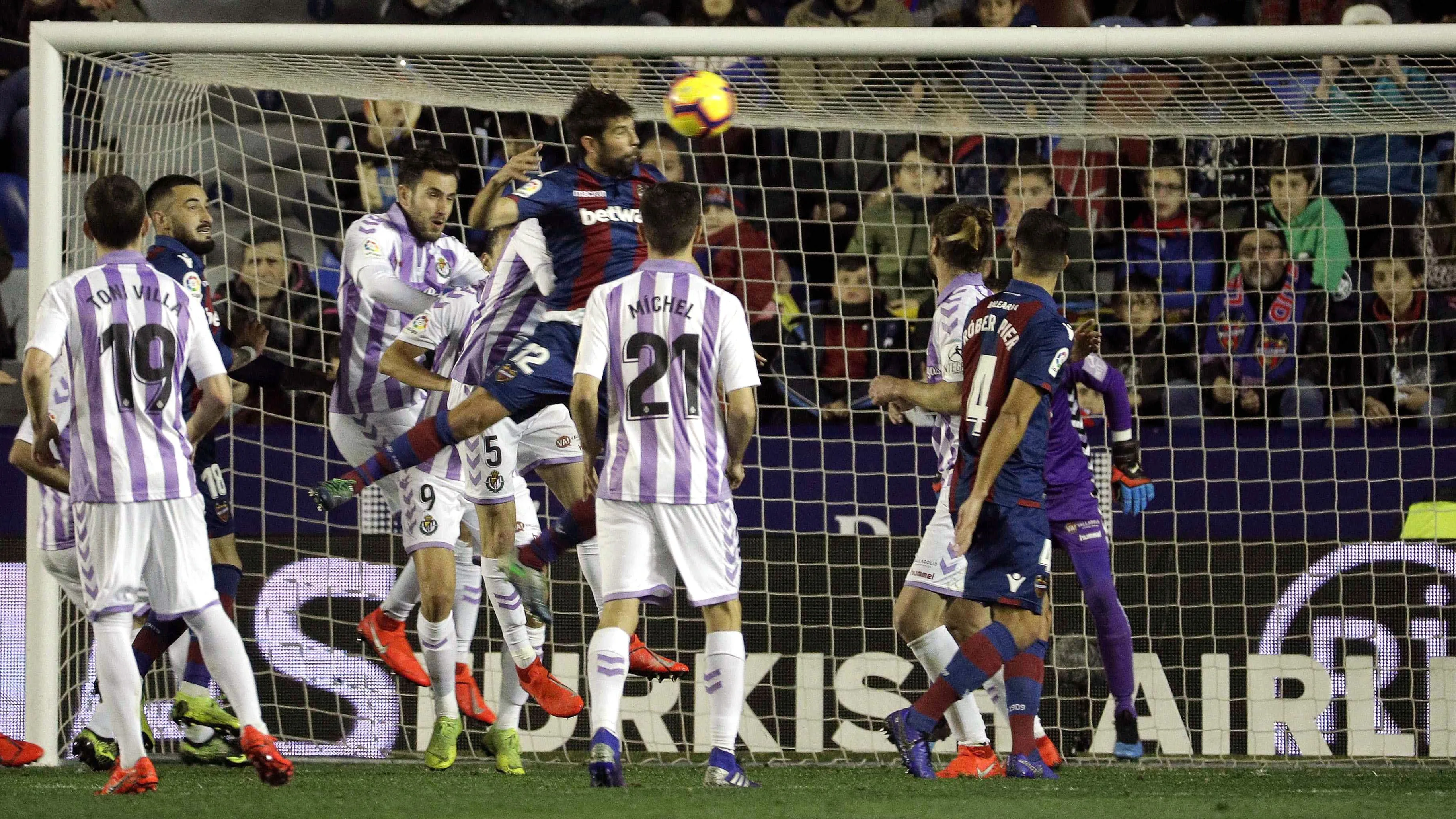 Coke remata de cabeza en el partido ante el Valladolid