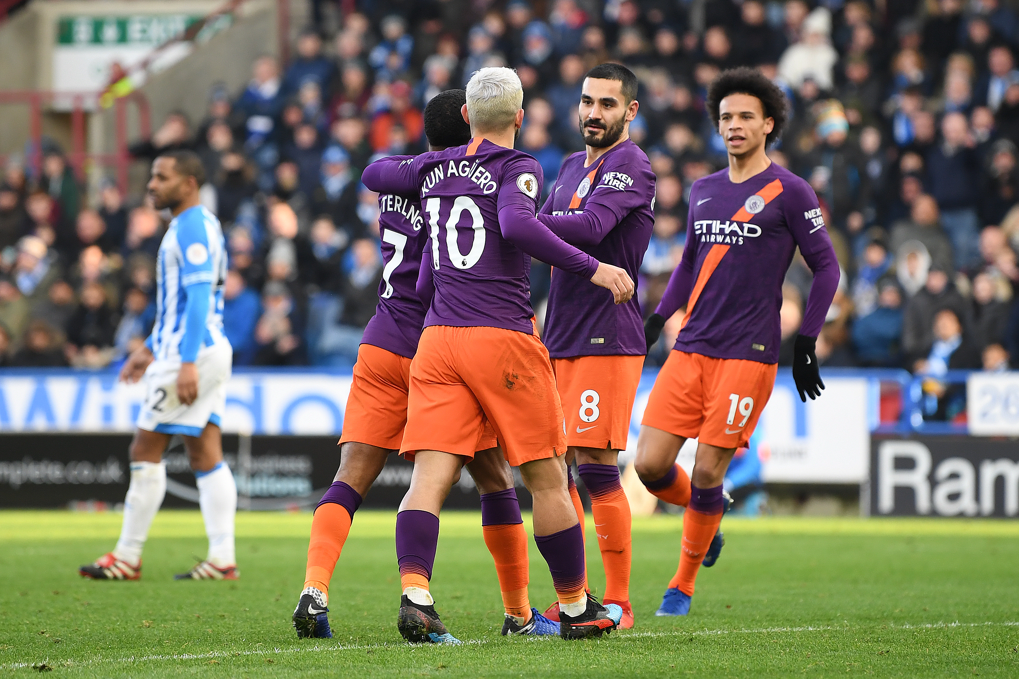 Los jugadores del Manchester City celebran el gol