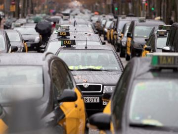 Imagen de taxis colapsando la Gran Vía de Barcelona Imagen de taxis colapsando la Gran Vía de Barcelona