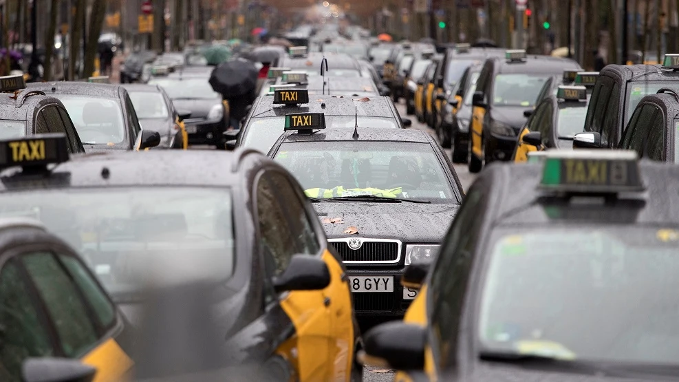 Imagen de taxis colapsando la Gran Vía de Barcelona