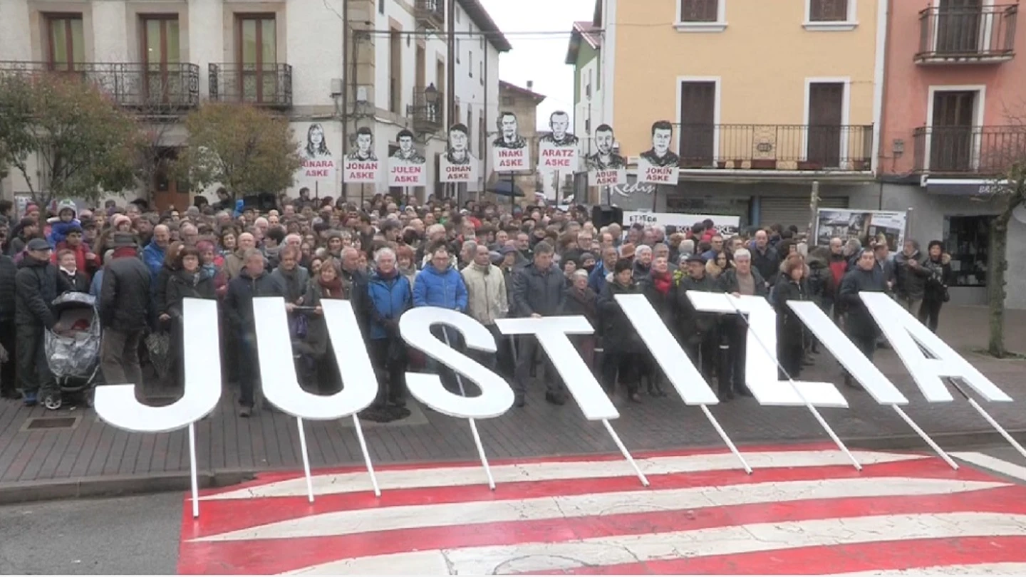 Imagen de la manifestación en Alsasua por la libertad de los jóvenes condenados por agredir a guardias civiles Imagen de la manifestación en Alsasua por la libertad de los jóvenes condenados por agredir a guardias civiles