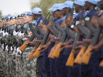 Soldados de la ONU participan en una ceremonia con motivo de la celebración del Día Internacional de los cascos azules en Mali Soldados de la ONU participan en una ceremonia con motivo de la celebración del Día Internacional de los cascos azules en Mali