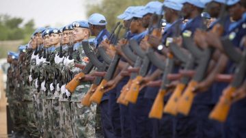 Soldados de la ONU participan en una ceremonia con motivo de la celebración del Día Internacional de los cascos azules en Mali