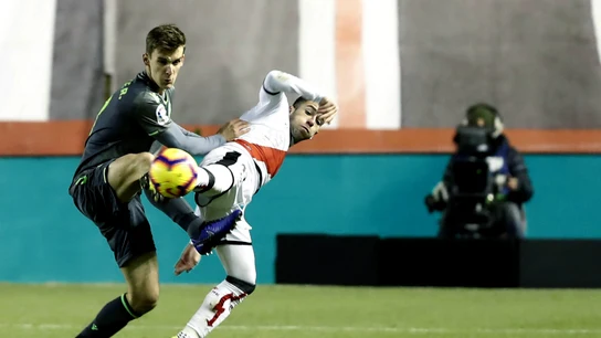 Diego Llorente puja con Embarba Diego Llorente puja con Embarba