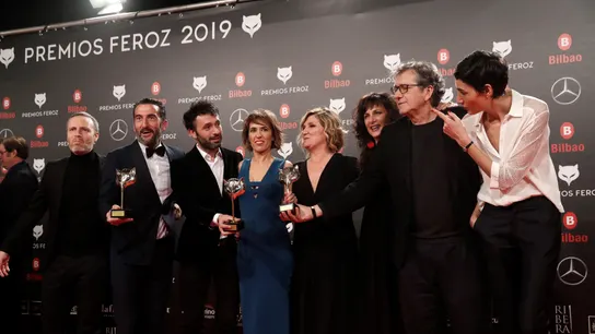El equipo de "El reino" recibe el premio a la mejor película dramática El equipo de "El reino" recibe el premio a la mejor película dramática