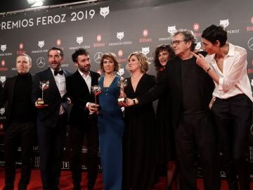 El equipo de "El reino" recibe el premio a la mejor película dramática El equipo de "El reino" recibe el premio a la mejor película dramática