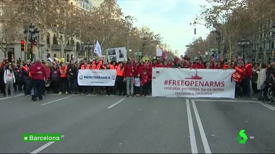 Manifestantes exigen en Barcelona que se deje zarpar al buque Open Arms Manifestantes exigen en Barcelona que se deje zarpar al buque Open Arms