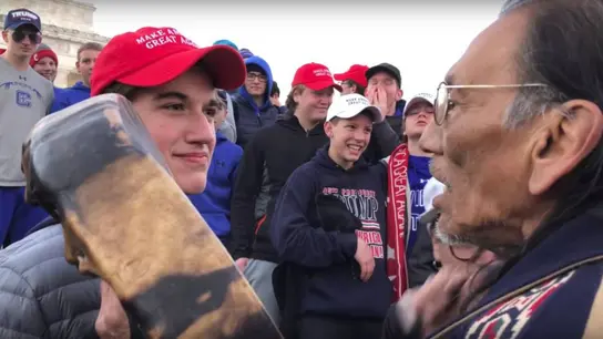 Adolescentes pro Trump se burlan de un nativo americano Adolescentes pro Trump se burlan de un nativo americano