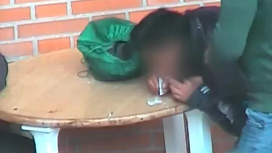 Imagen de un preso esnifando en prisión Imagen de un preso esnifando en prisión