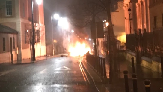 Imagenes de las llamas provocadas por la explosión de un coche bomba en Irlanda del Norte Imagenes de las llamas provocadas por la explosión de un coche bomba en Irlanda del Norte
